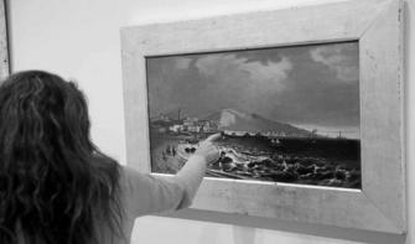 La directora del Museo Carmen Thyssen, Lourdes Moreno, ante 'Puerto de Málaga' (1847), de Manuel Barrón y Carrillo.