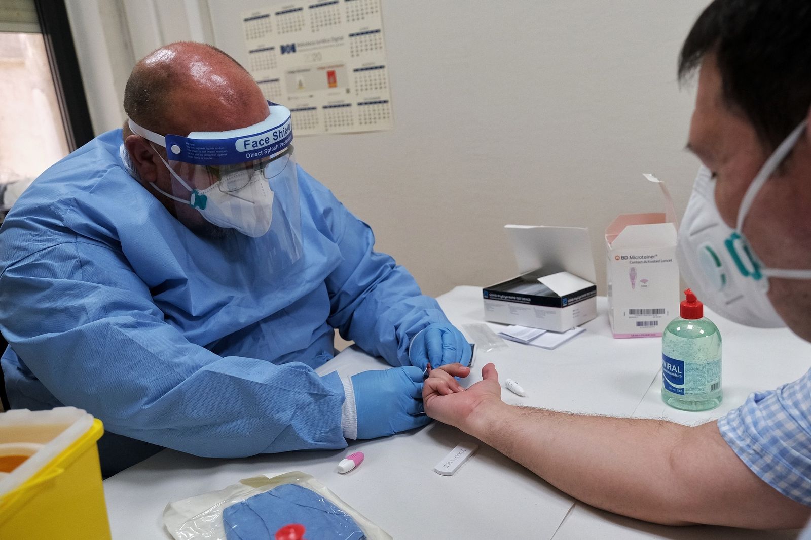 Un sanitario realiza la prueba rápida al personal de los órganos judiciales