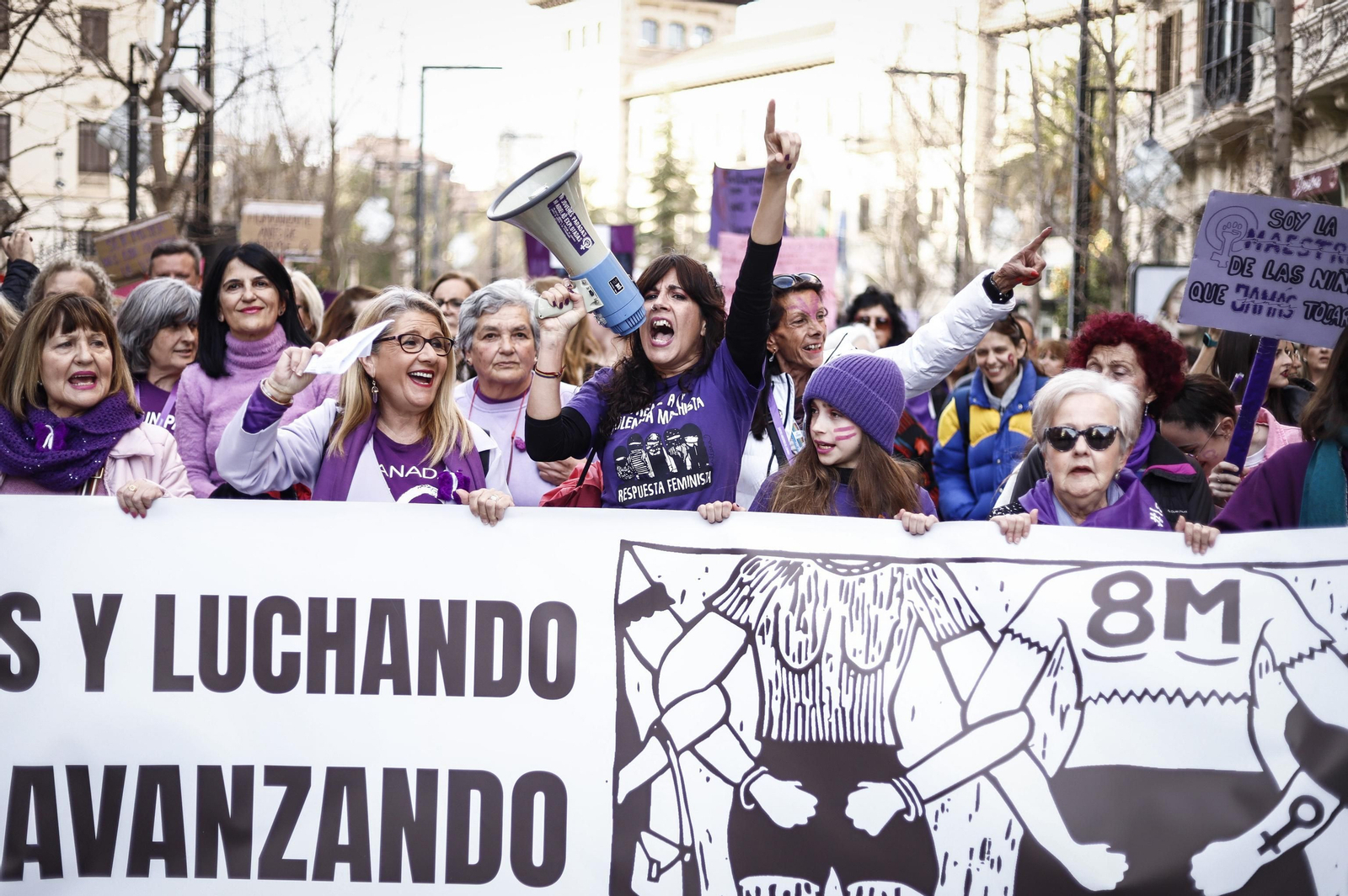 Una ola morada inunda la avenida principal de Granada en el Día de la Mujer