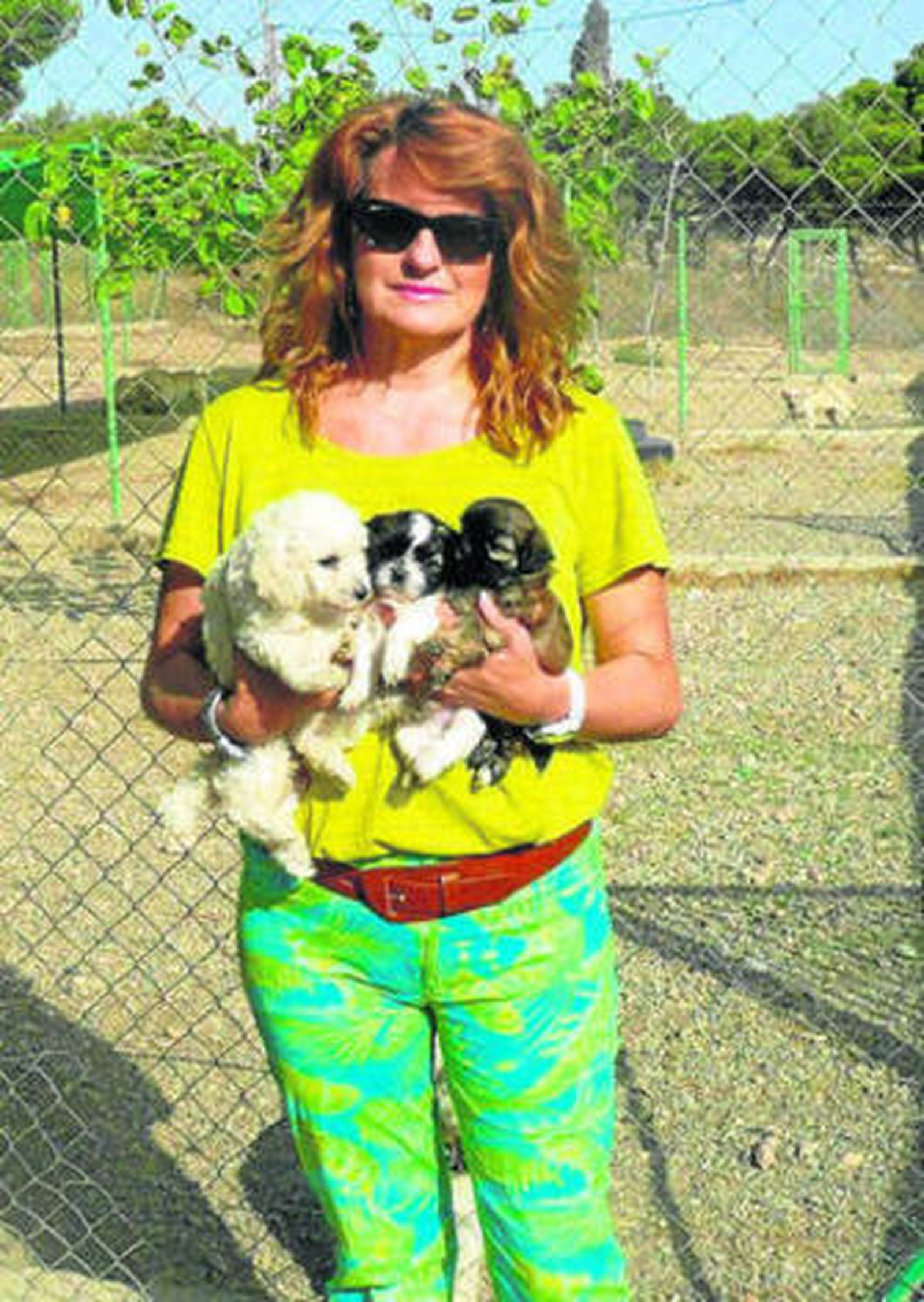 Ana Parejo junto a los cachorros.