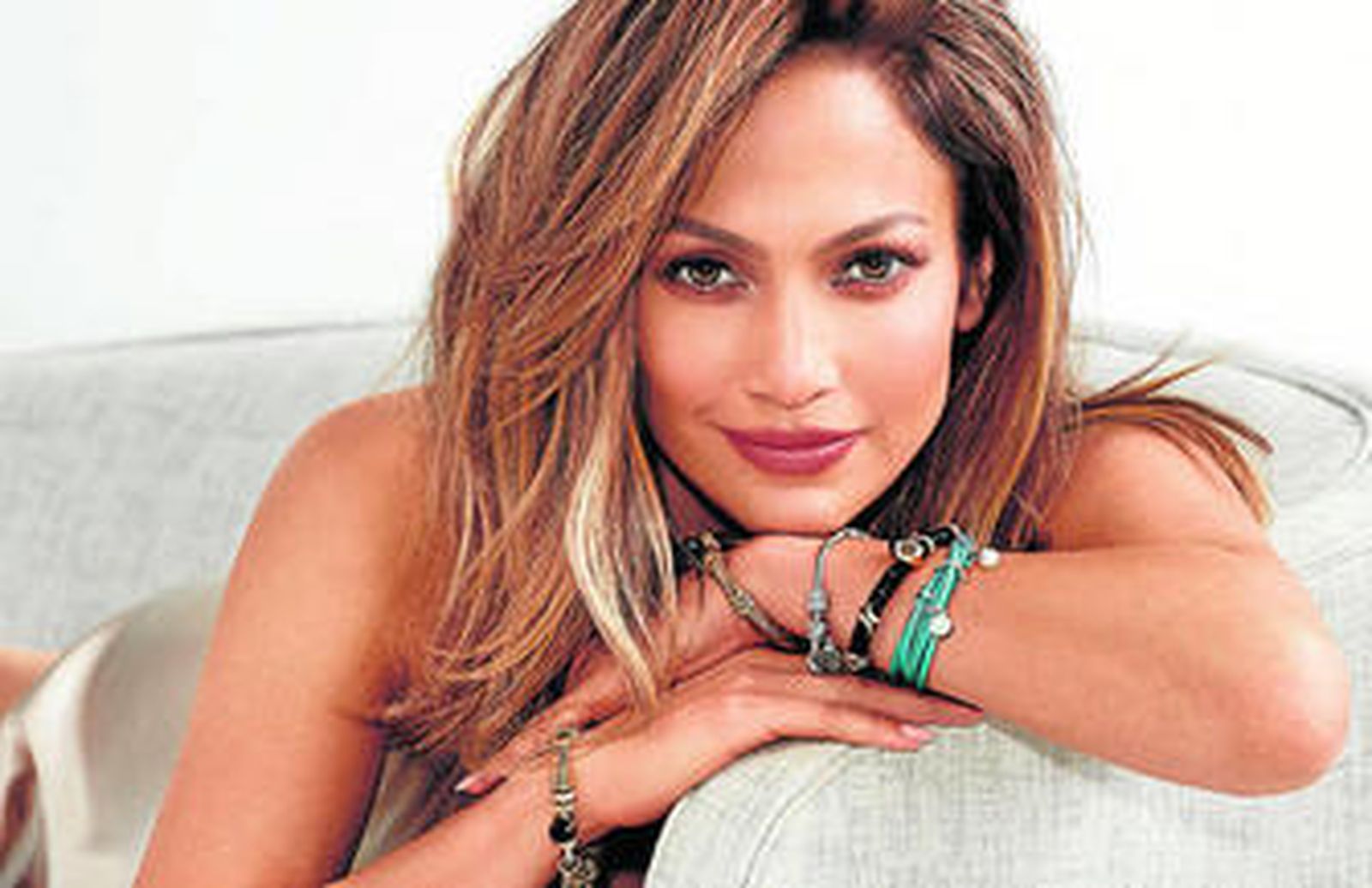 La actriz y cantante luce algunas de las creaciones de su línea, Jennifer Lopez Collection.