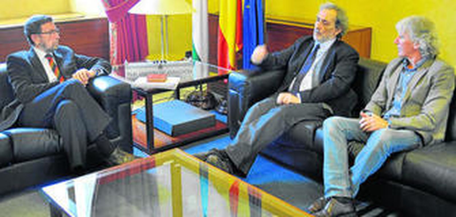 El Defensor del Pueblo Andaluz, José Chamizo, en el centro y el resposable del área de Salud de esta oficina, Luis Pizarro, presentan el informe de salud mental en la Cámara.