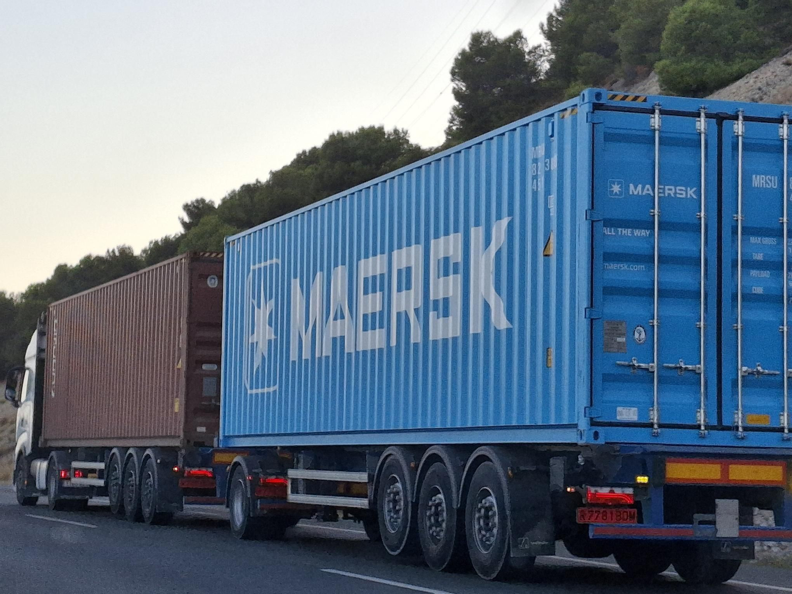 Un duotrailer con dos contenedores, camino del Puerto de Algeciras