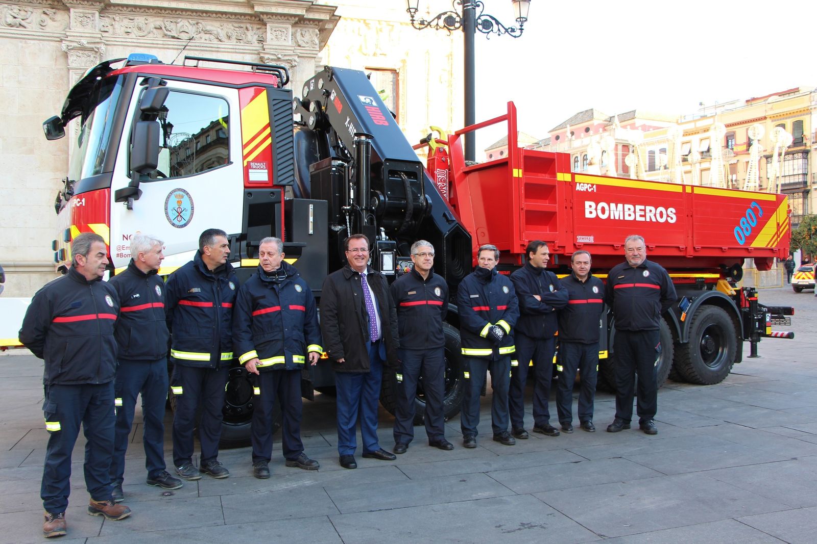 El nuevo camión grúa y portacontenedores de los Bomberos