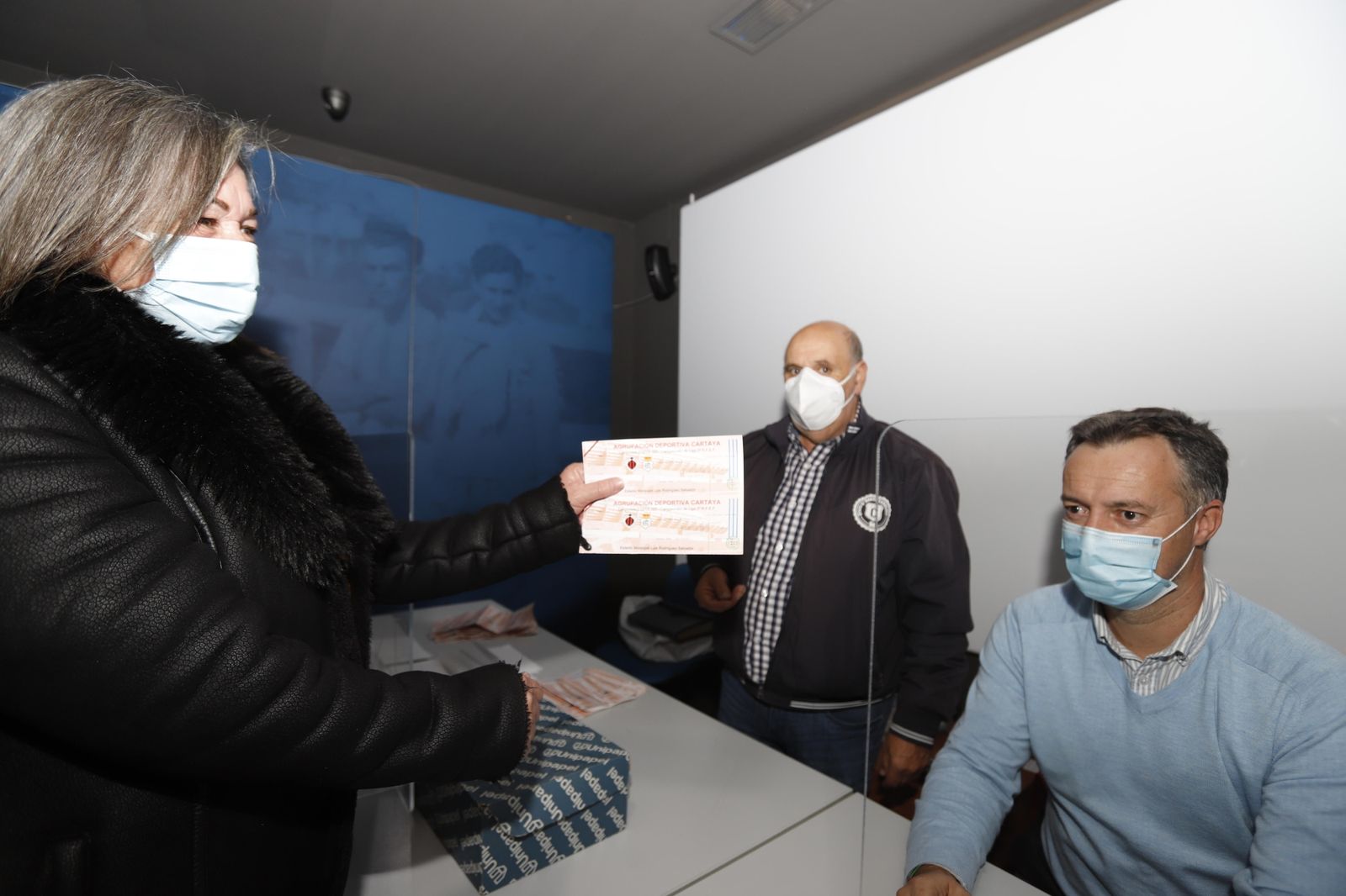 Una mujer compra dos entradas para el Cartaya-Recreativo.