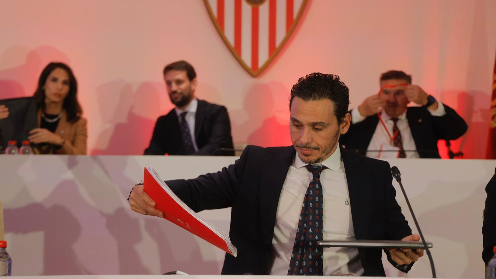 José María del Nido Carrasco revisa sus documentos antes de la Junta Ordinaria de Accionistas 2025.