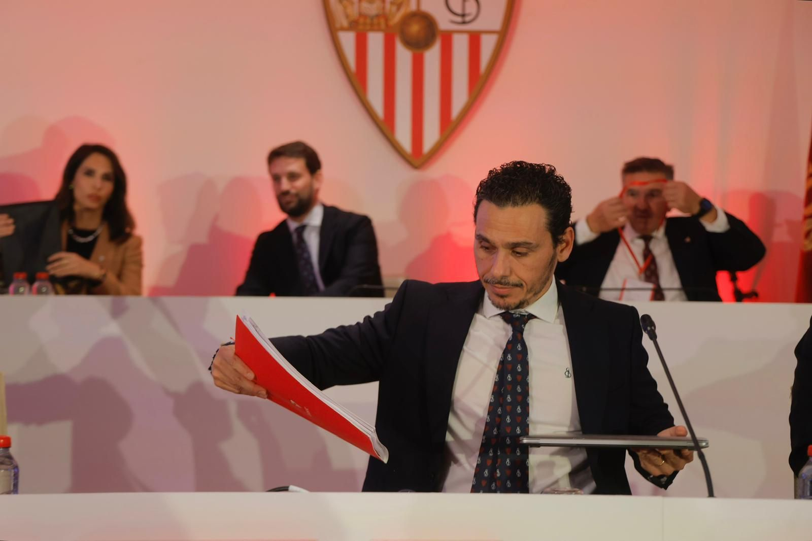 José María del Nido Carrasco revisa sus documentos antes de la Junta Ordinaria de Accionistas 2025.