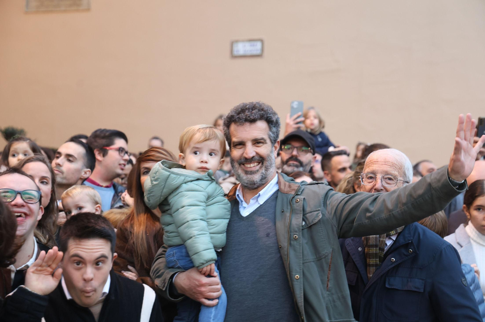 Imágenes del Heraldo Real anunciando la llegada de los Reyes Magos a Huelva