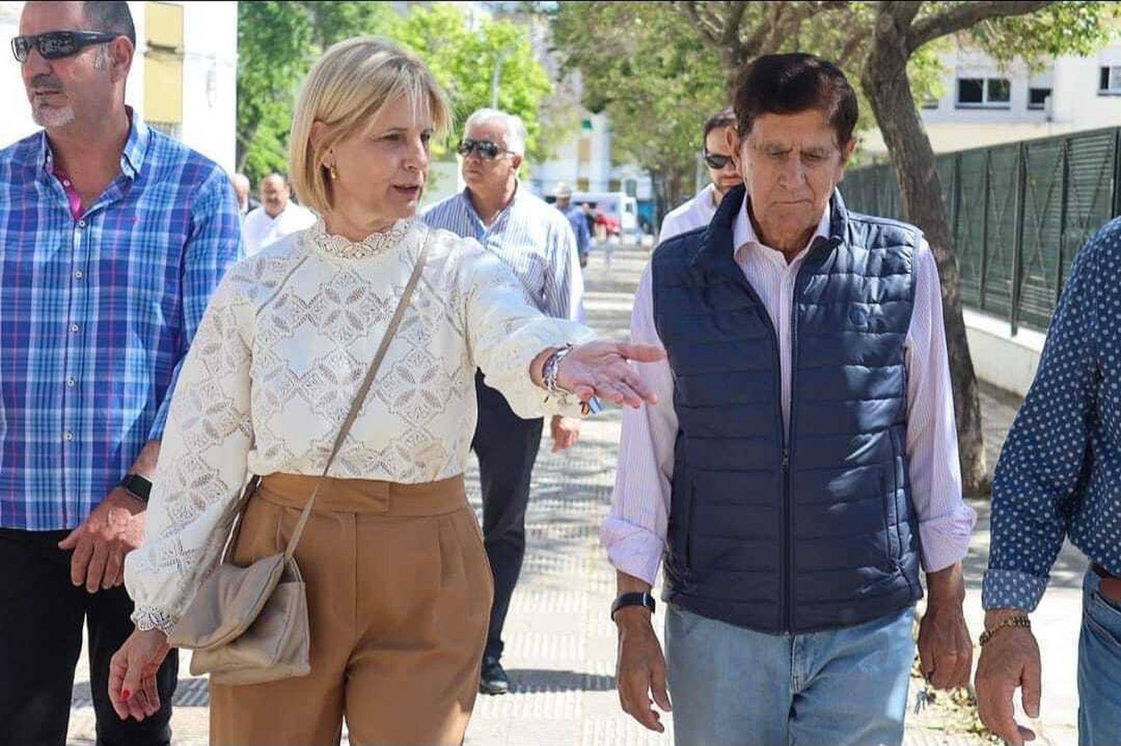 María José García-Pelayo visita una barriada jerezana acompañada por vecinos.