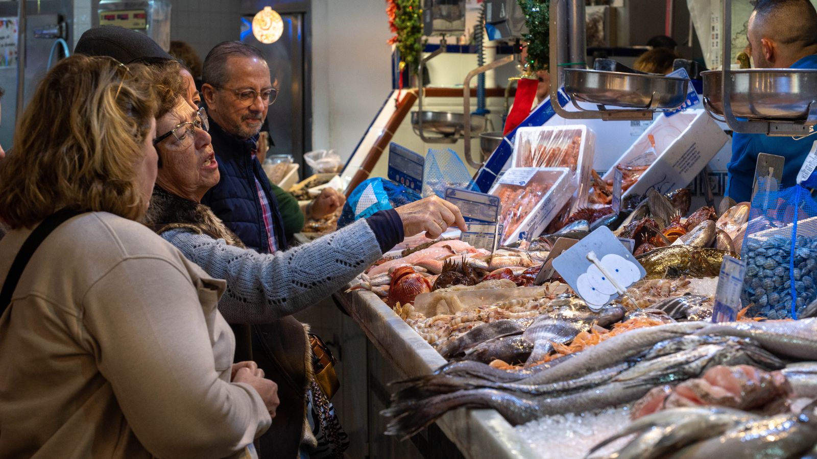 De compras para las cenas de Navidad en el mercado Ingeniero Torroja