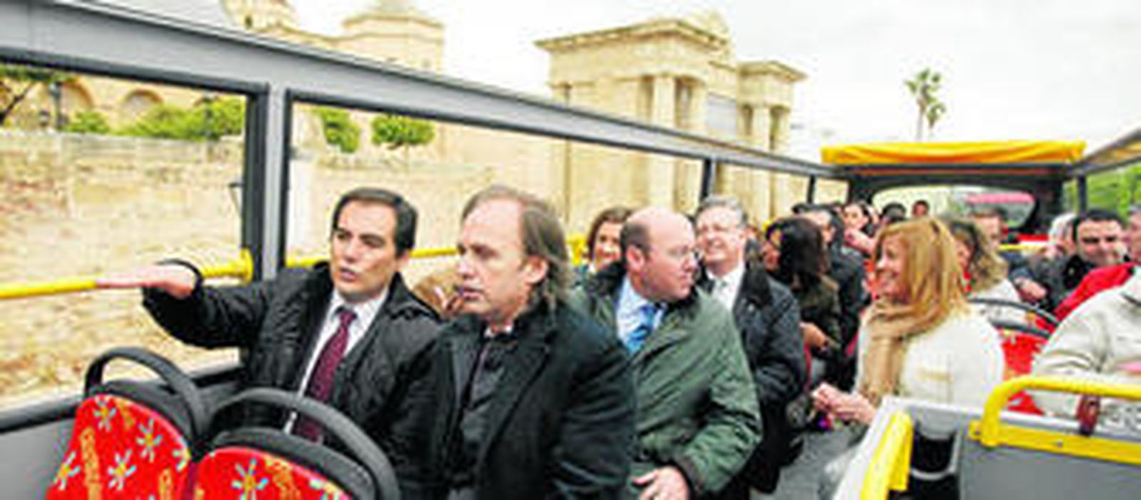 José Antonio Nieto y Enrique Ybarra, enprimer plano, durante el paseo inaugural en el bus turístico.
