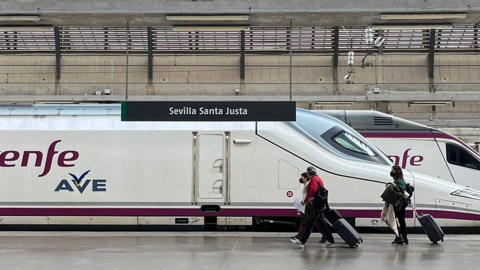 Trenes AVE en la estación de Santa Justa de Sevilla.