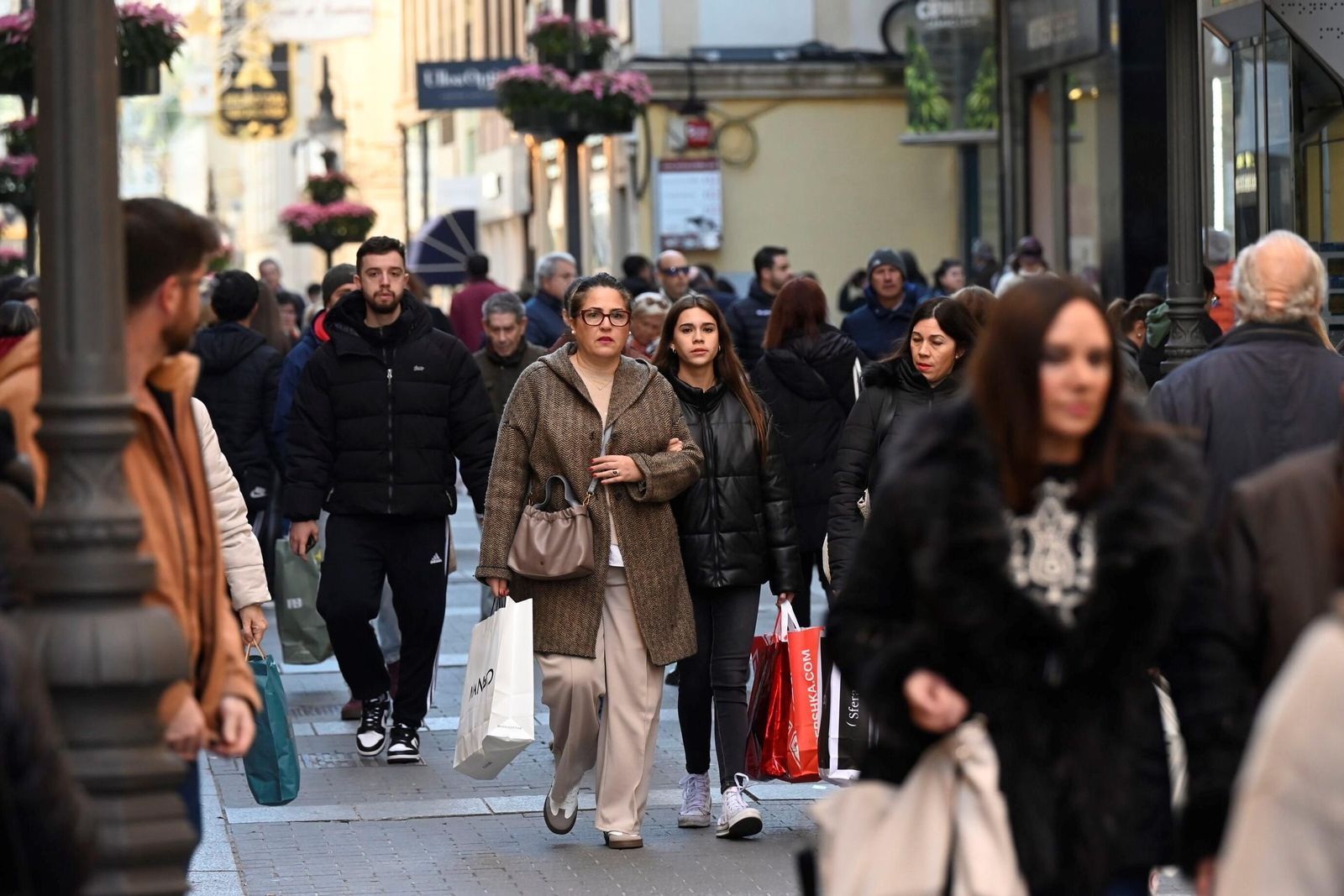 Varias personas en la zona comercial del centro de Córdoba.