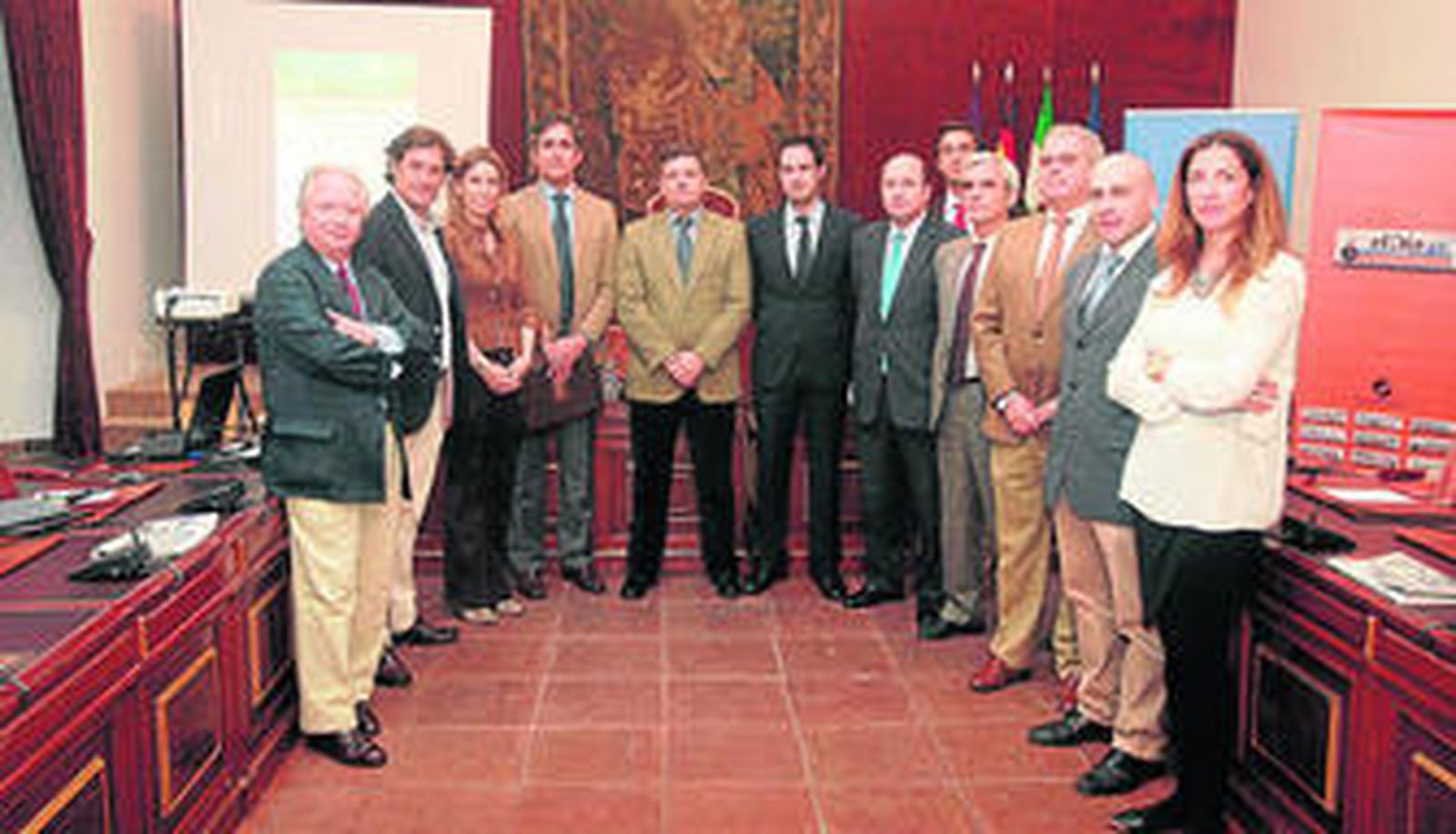 Representantes de las empresas asistentes a la mesa de redacción, junto a los responsables de 'El Día', la Diputación y el Ayuntamiento.