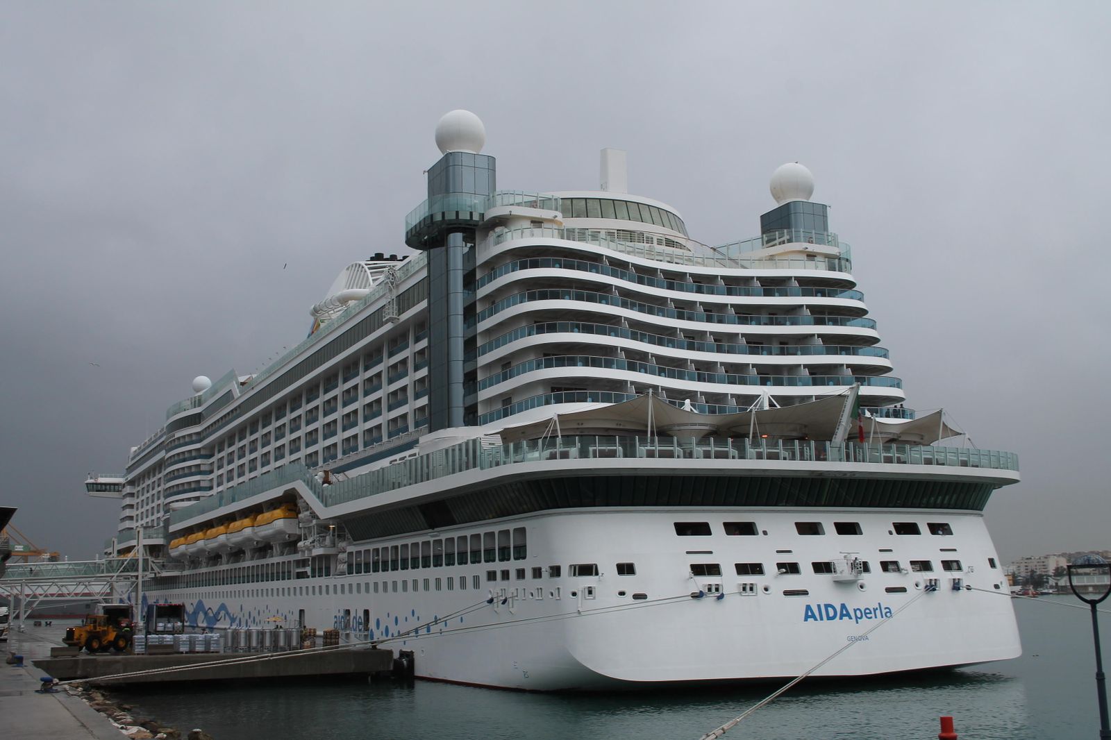 El ‘AIDAperla’ en su primera escala malagueña en 2018.