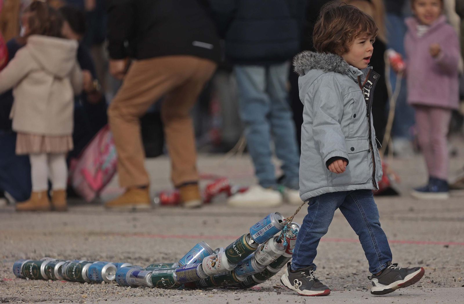 Búscate en las fotos del Arrastre de Latas 2025 en Algeciras