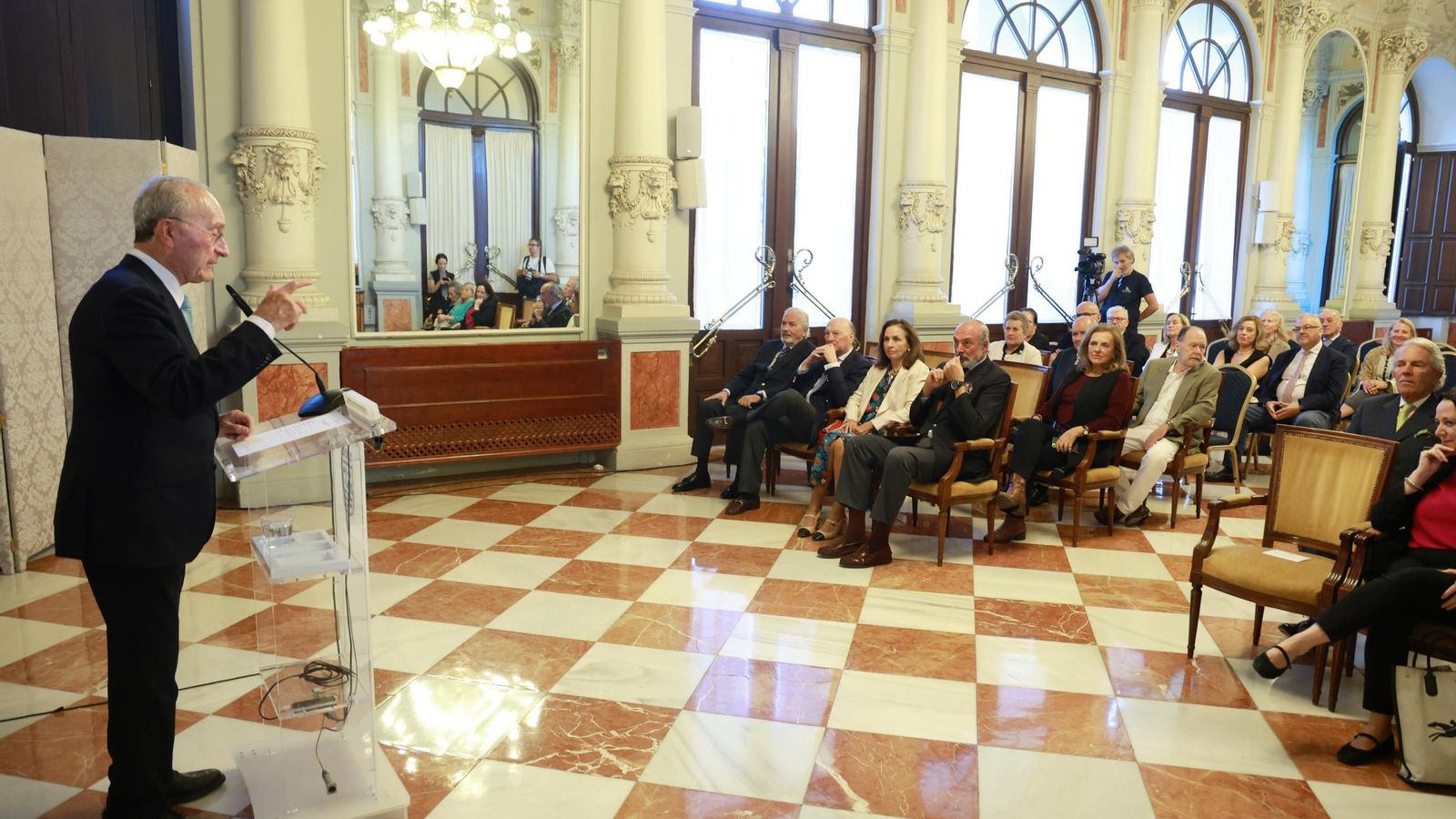 El Ayuntamiento de Málaga incorpora el retrato de Alarcón Luján a la galería de alcaldes, en imágenes