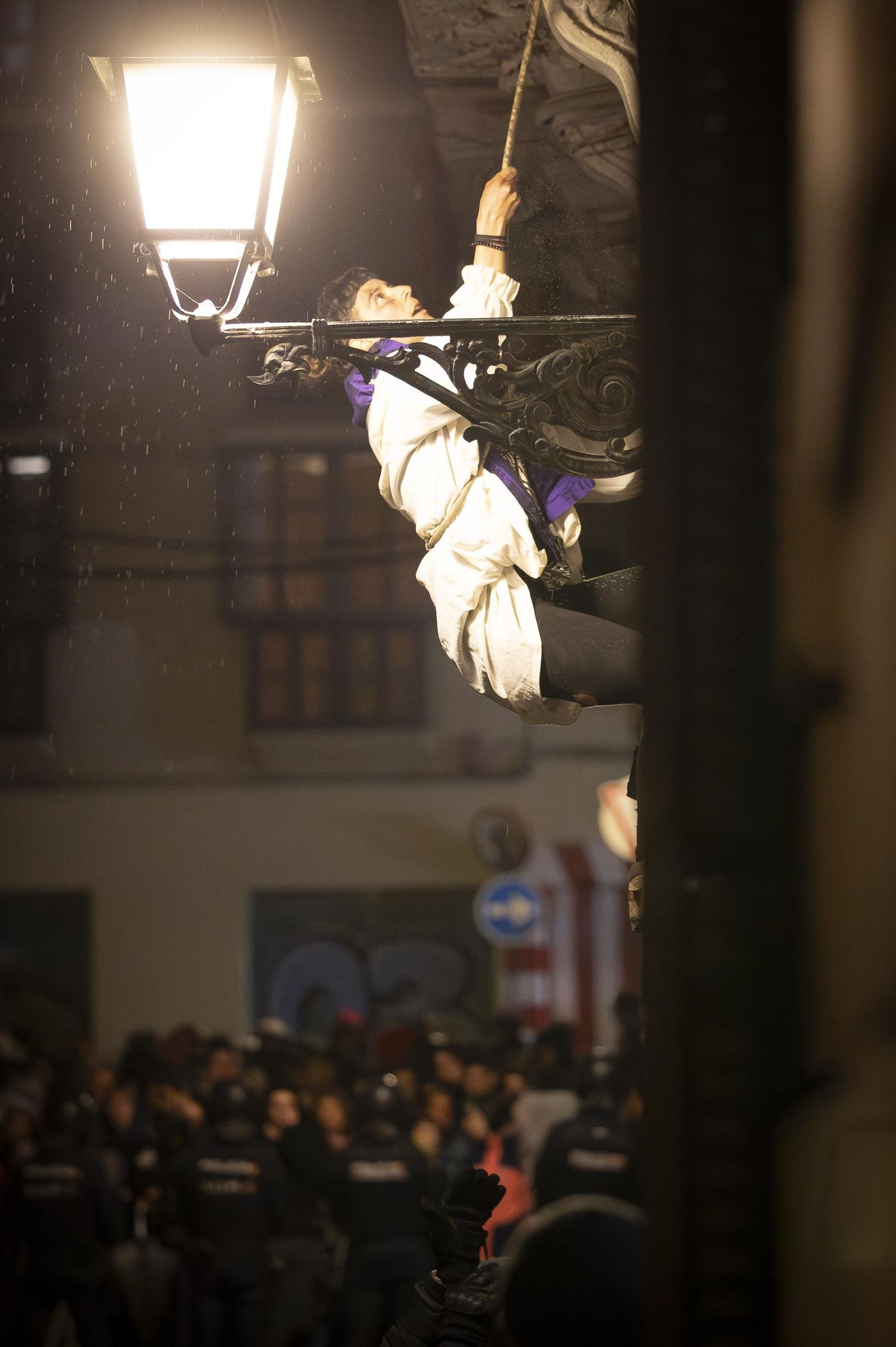 Todas las imágenes: una okupa trepa con cuerda para acceder al piso ocupado en Granada