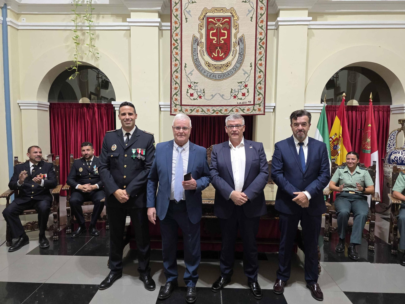 Fotos: La Policía Local de Guadix celebra la festividad de su patrón y reconoce a los agentes jubilados