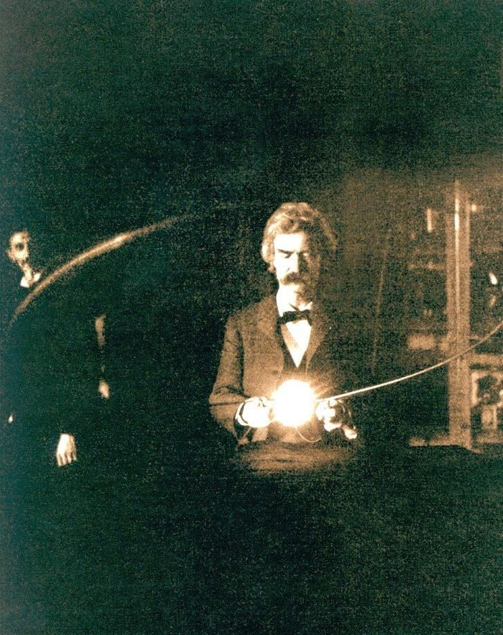 Mark Twain en el laboratorio de Nikola Tesla (al fondo). 1894