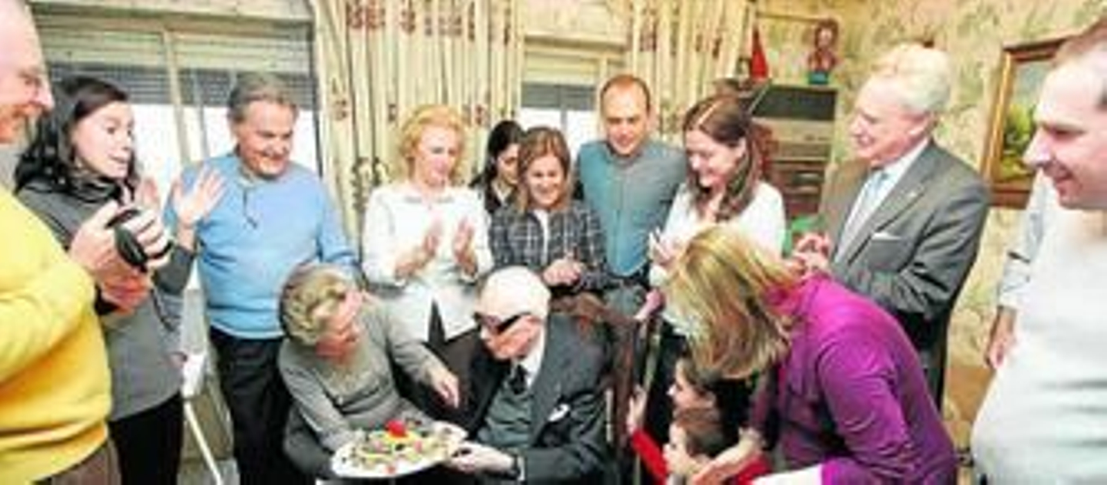 Francisco Gomis sopla las velas de sus cien años rodeado de los suyos