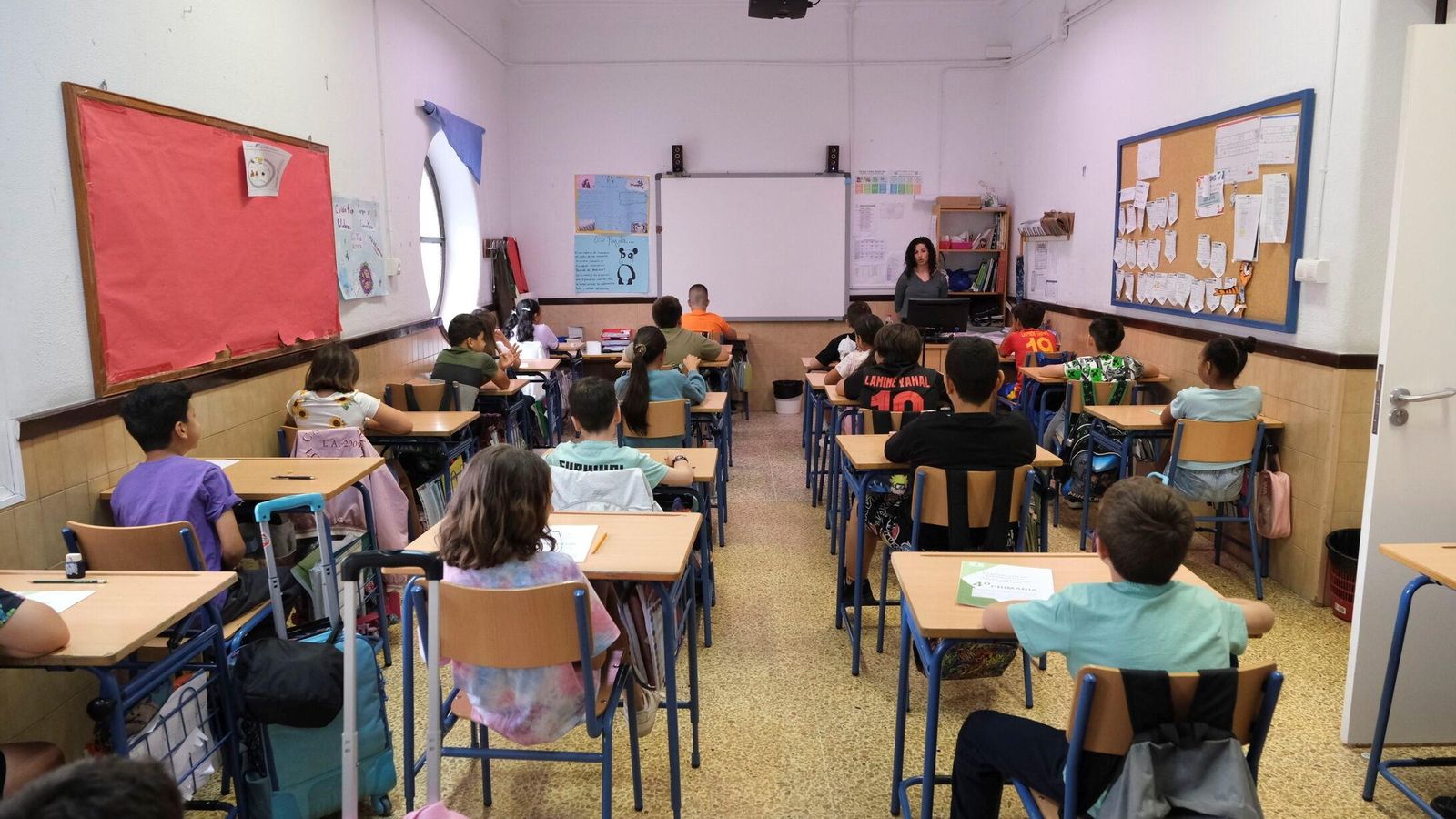 Los estudiantes de las dos aulas de 4º de Primaria del CEIP Indalo, siguen atentos las indicaciones de sus tutores antes de comenzar la prueba, a primera hora de la mañana de ayer.