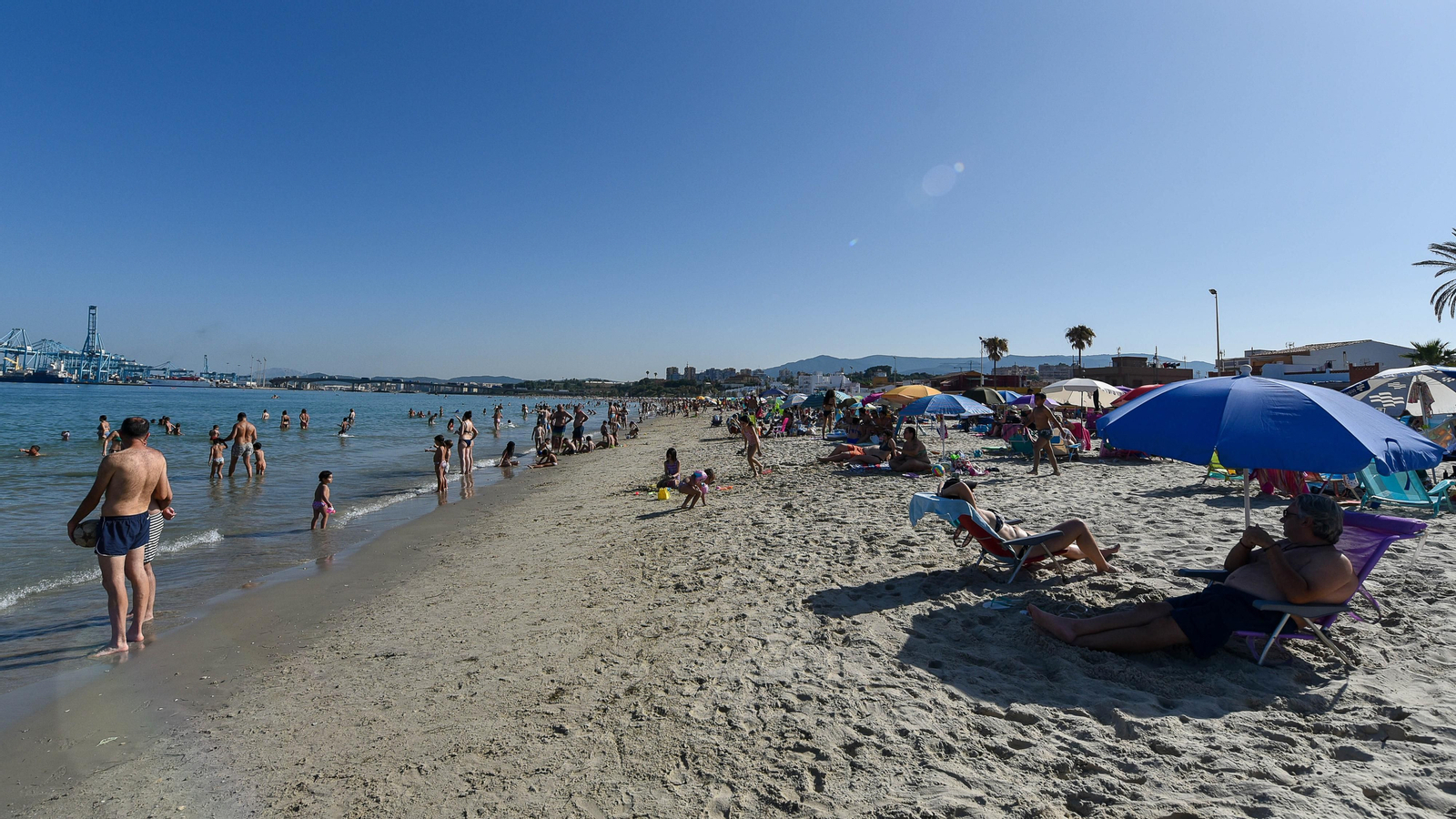 Fotos de la tarde en la playa del El Rinconcillo en plena ola de calor