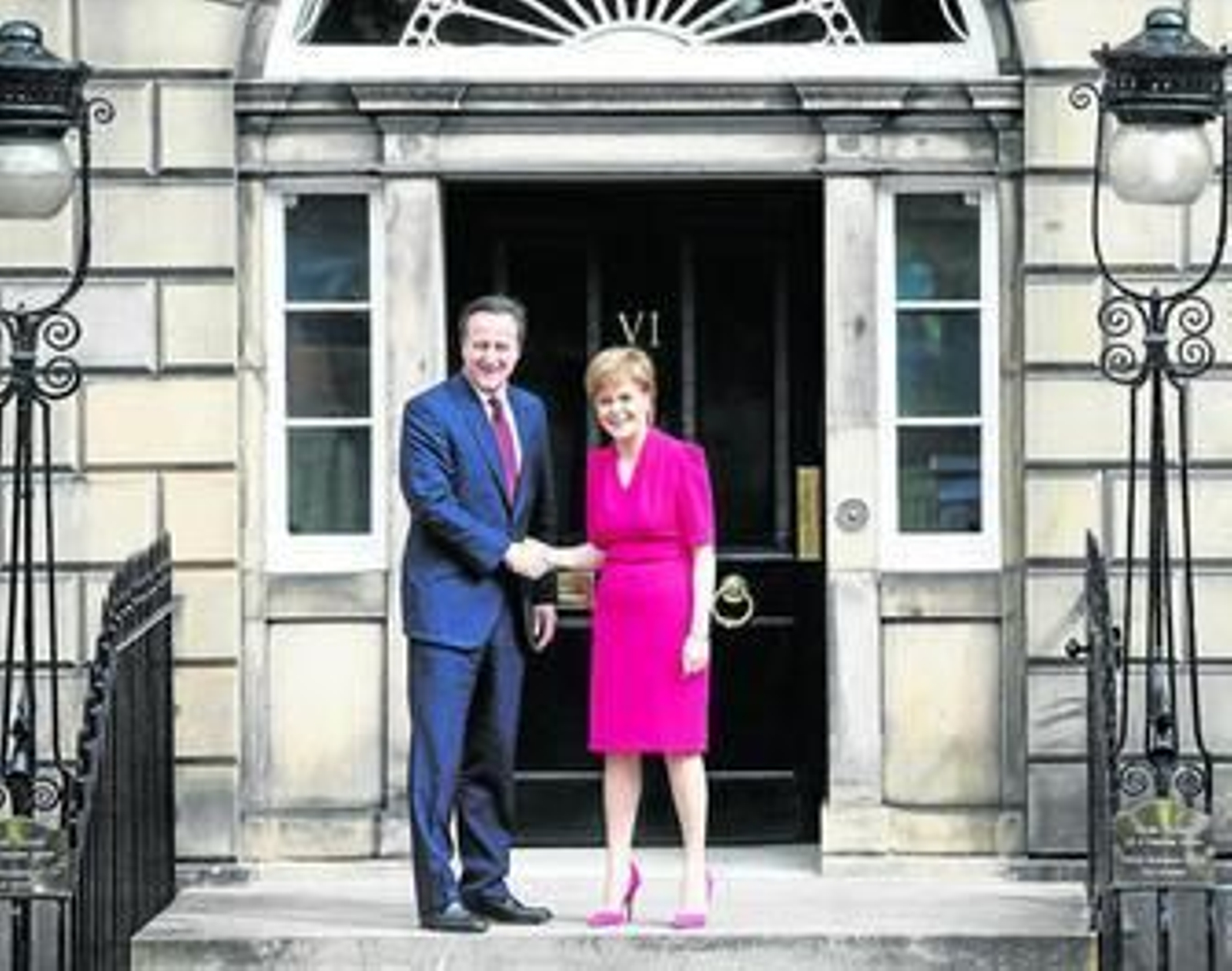 La ministra principal de Escocia, Nicola Sturgeon, saluda a Cameron en la residencia Bute House, en Edimburgo.