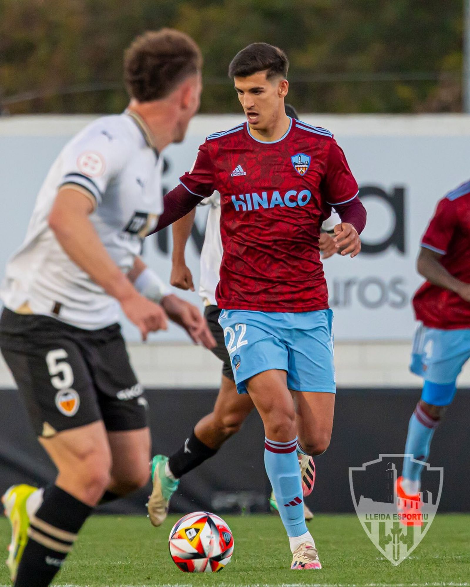 El centrocampista Javi Robles conduce el balón durante un partido de esta temporada disputado con el conjunto catalán.