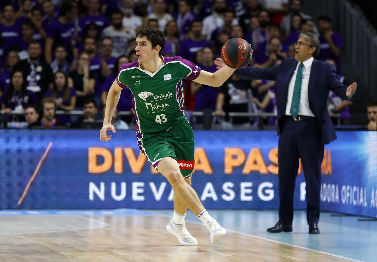Carlos Suárez maneja el balón en un partido de esta temporada.