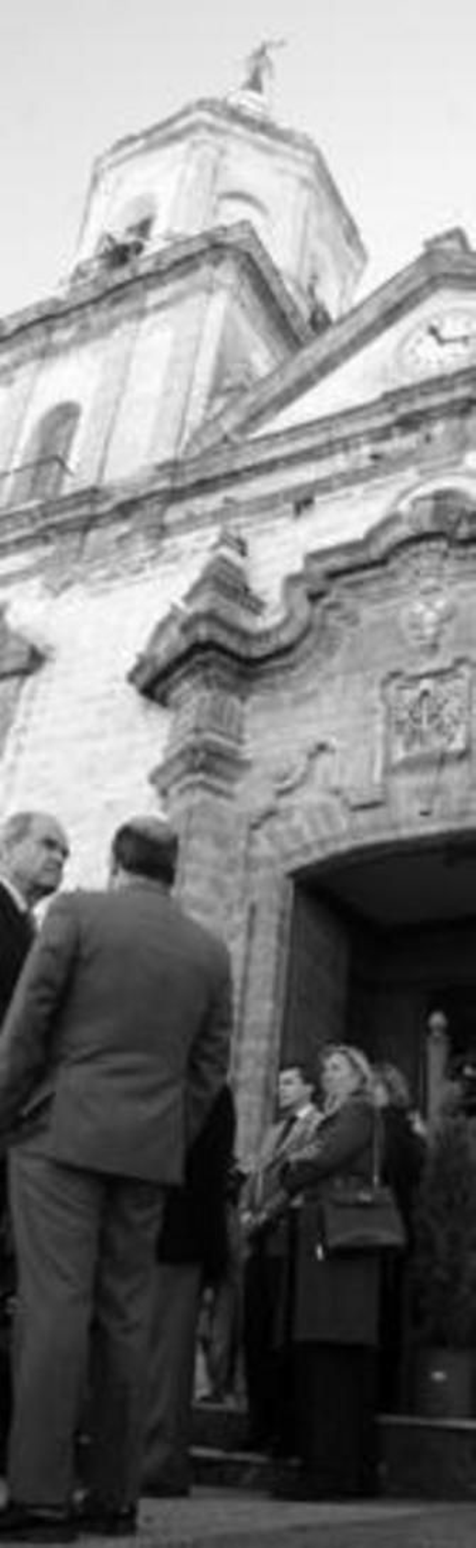 El presidente Chaves y algunos concejales, a las puertas de la Iglesia.