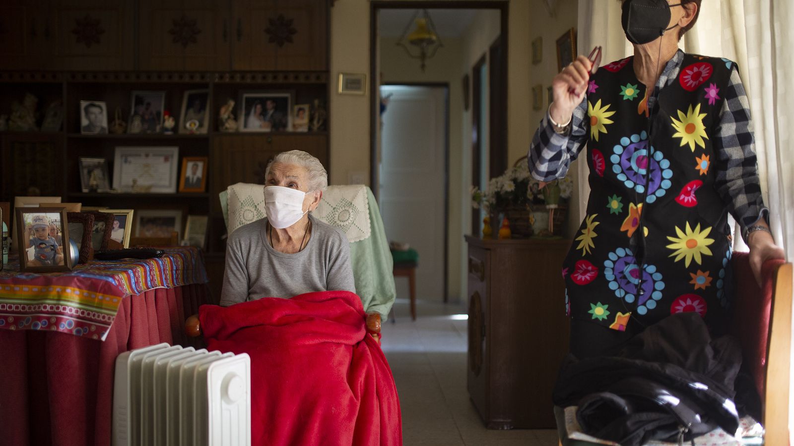 Ana Oliva, de 88 años, con su hija, Ana Gómez.