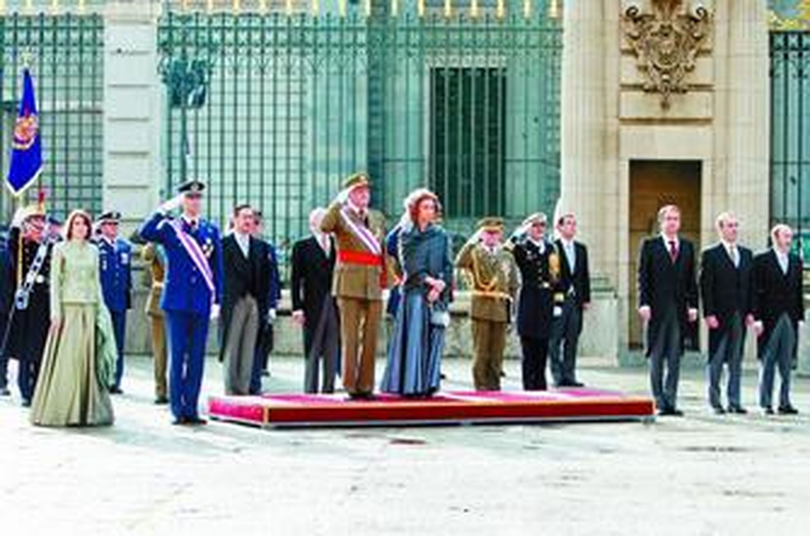 Los Reyes, los Príncipes de Asturias y el presidente del Gobierno, ante el Palacio Real de Madrid.