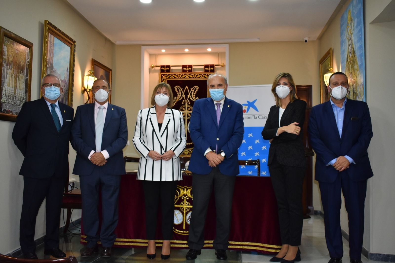 Representantes de la Fundación La Caixa y del Consejo de Hermandades de Cádiz, tras la firma del convenio.