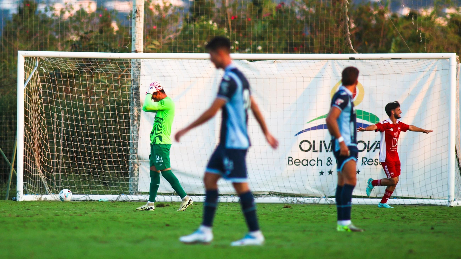 Iker Álvarez se lamenta del fallo que costó el 0-3 en el Córdoba CF - Al Arabi.