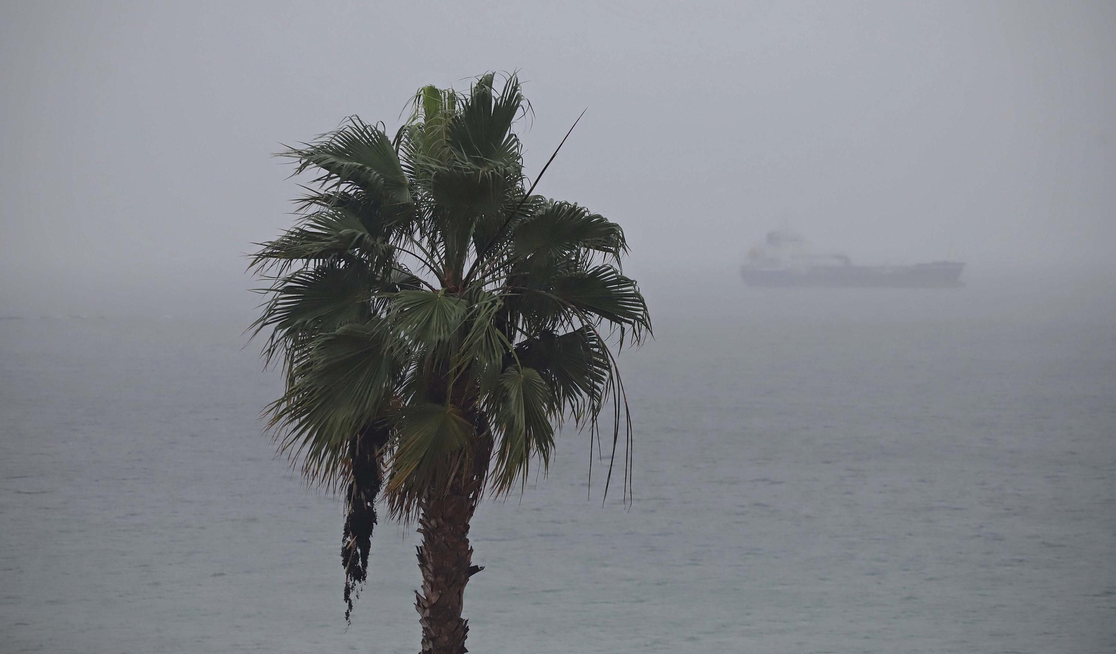 Lluvia provocada por una borrasca atlántica en el Estrecho.