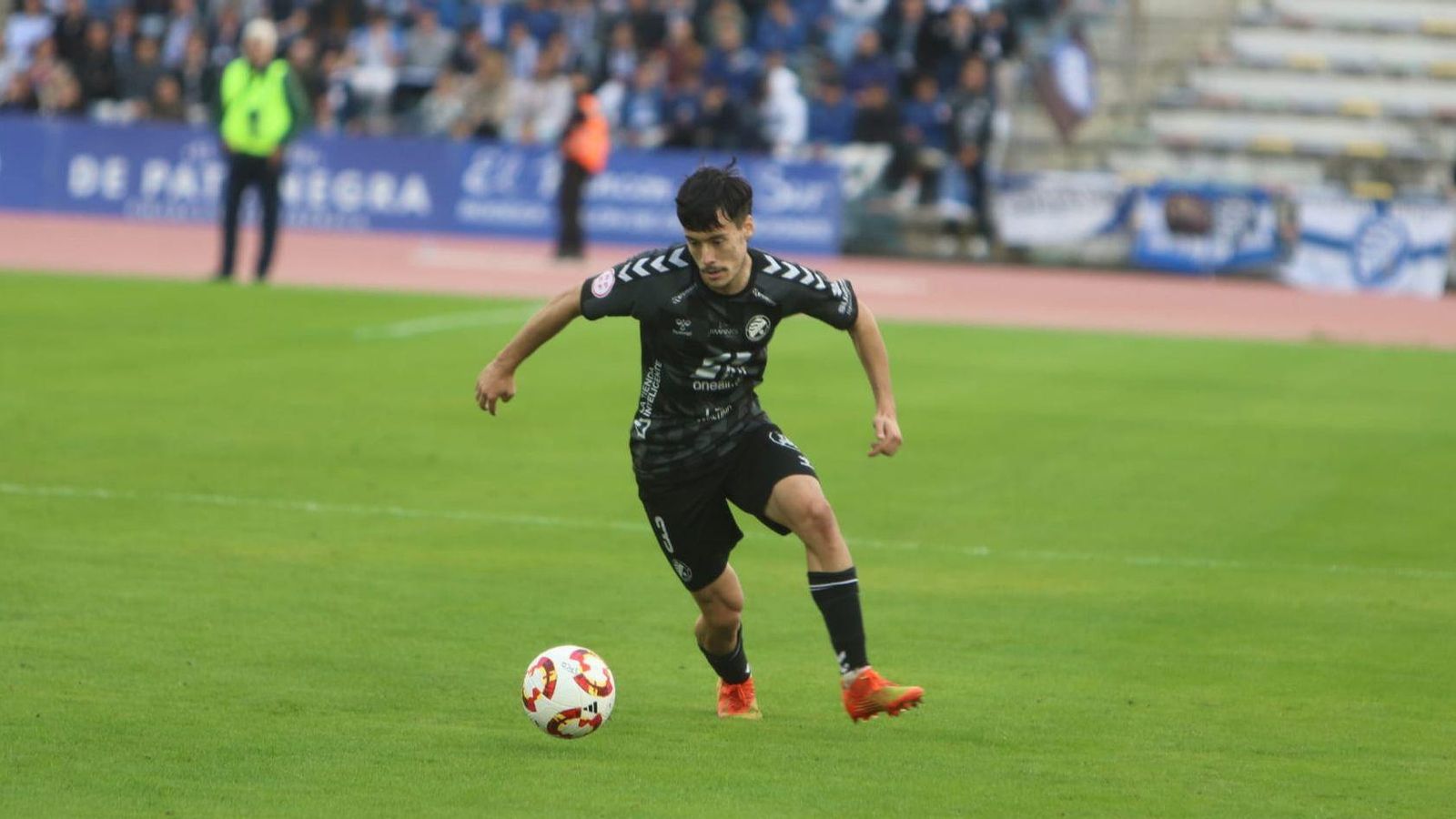 Beny conduce la pelota en el estadio Iberoamericano este domingo.
