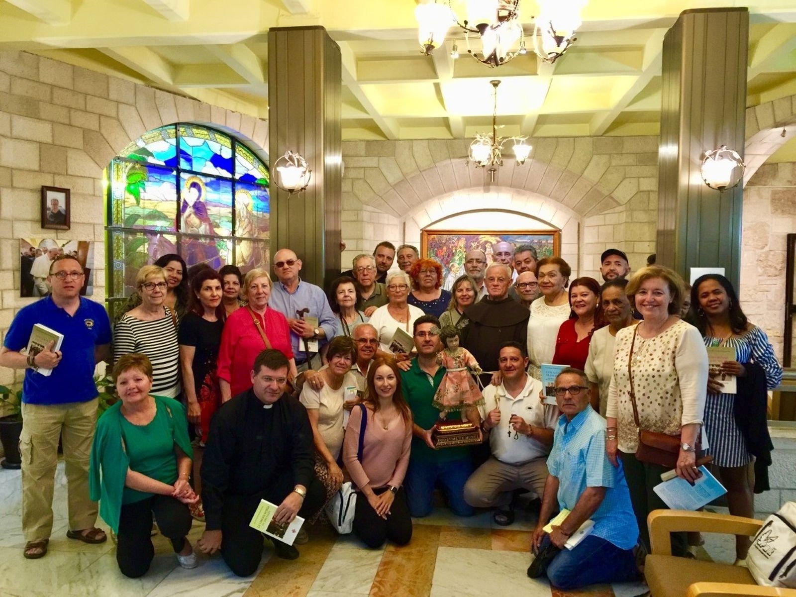 El grupo gaditano, con la imagen de Salvador Madroñal en Belén.