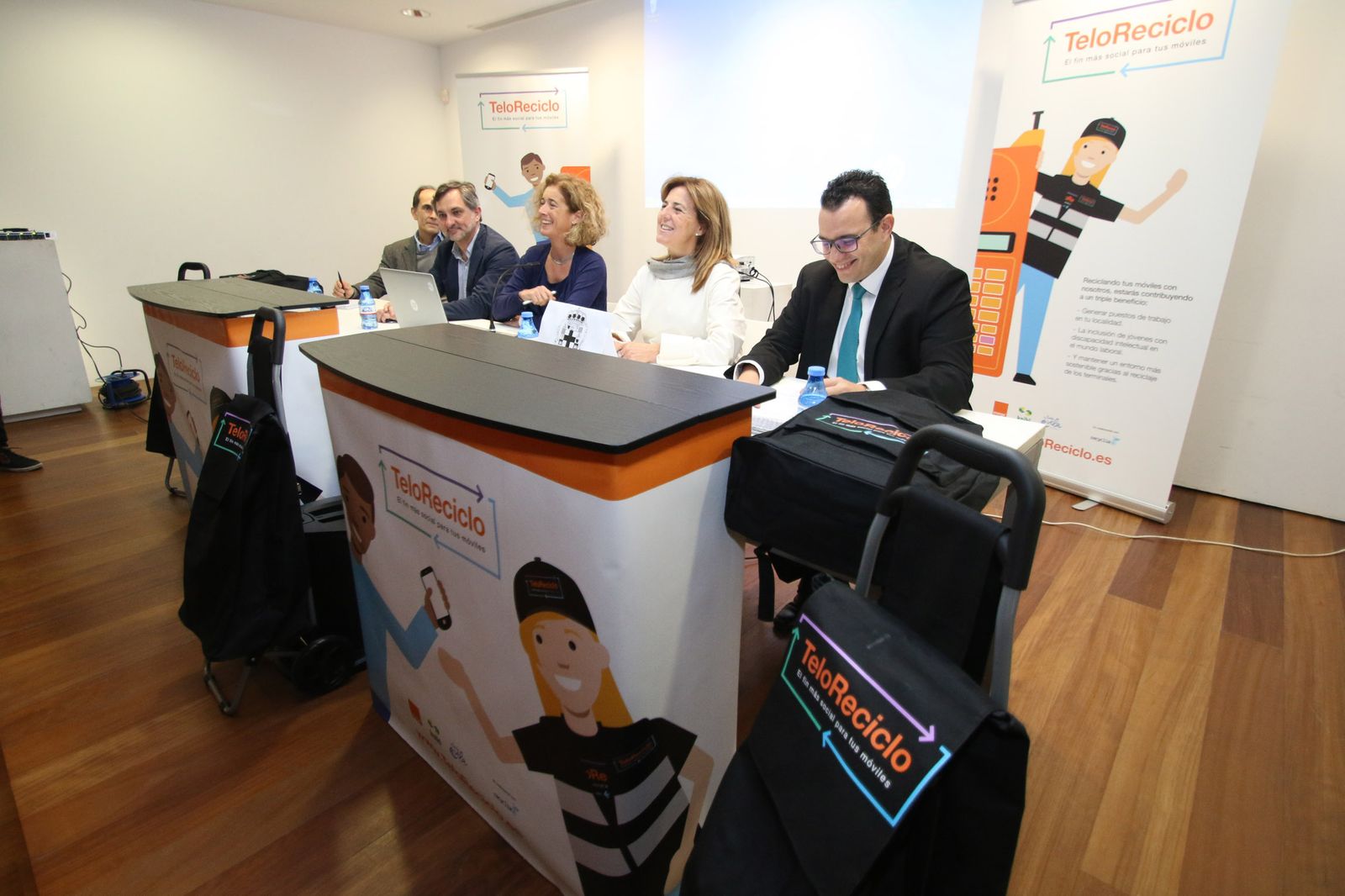 Recicla un móvil 'abandonado' por el medio ambiente y la inclusión social