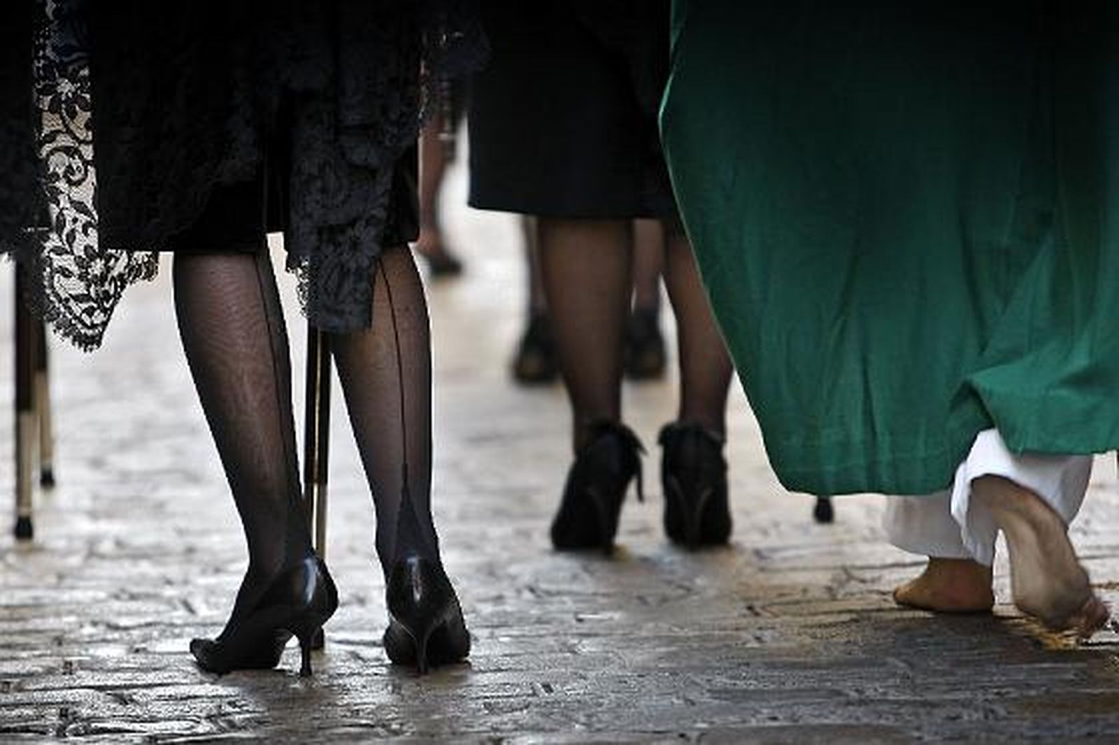 Cientos de gaditanos rinden pleitesía al paso de Cigarreras. /Fotos: Julio González