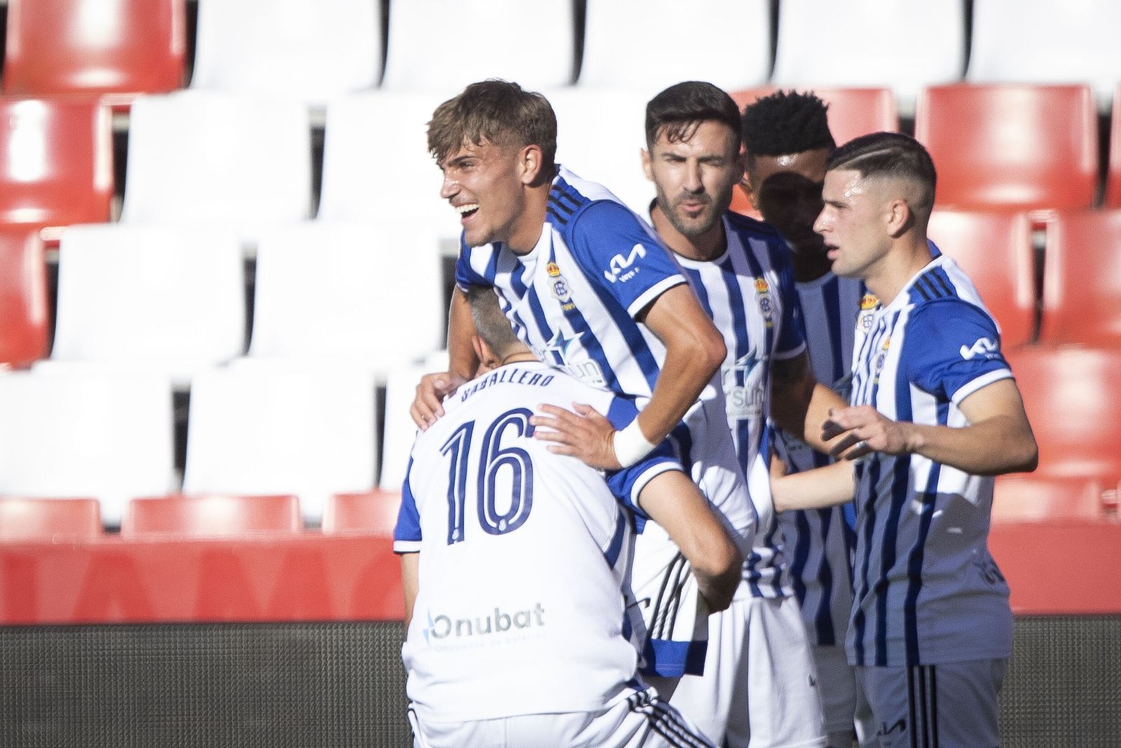 Los jugadores del Recre celebran su único tanto al Recreativo Granada este sábado.