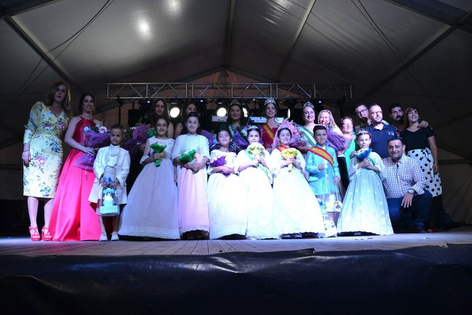 Foto de familia tras la jornada inaugural de las fiestas de Cortijos de Marín.