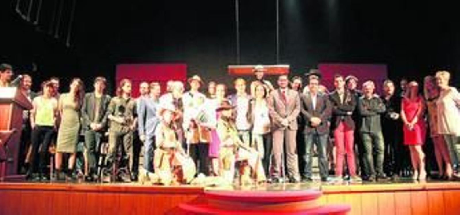 José Moreno, coordinador de ASFAAM entrega el premio ASFAAM al productor José Salcedo ayer en Tabernas