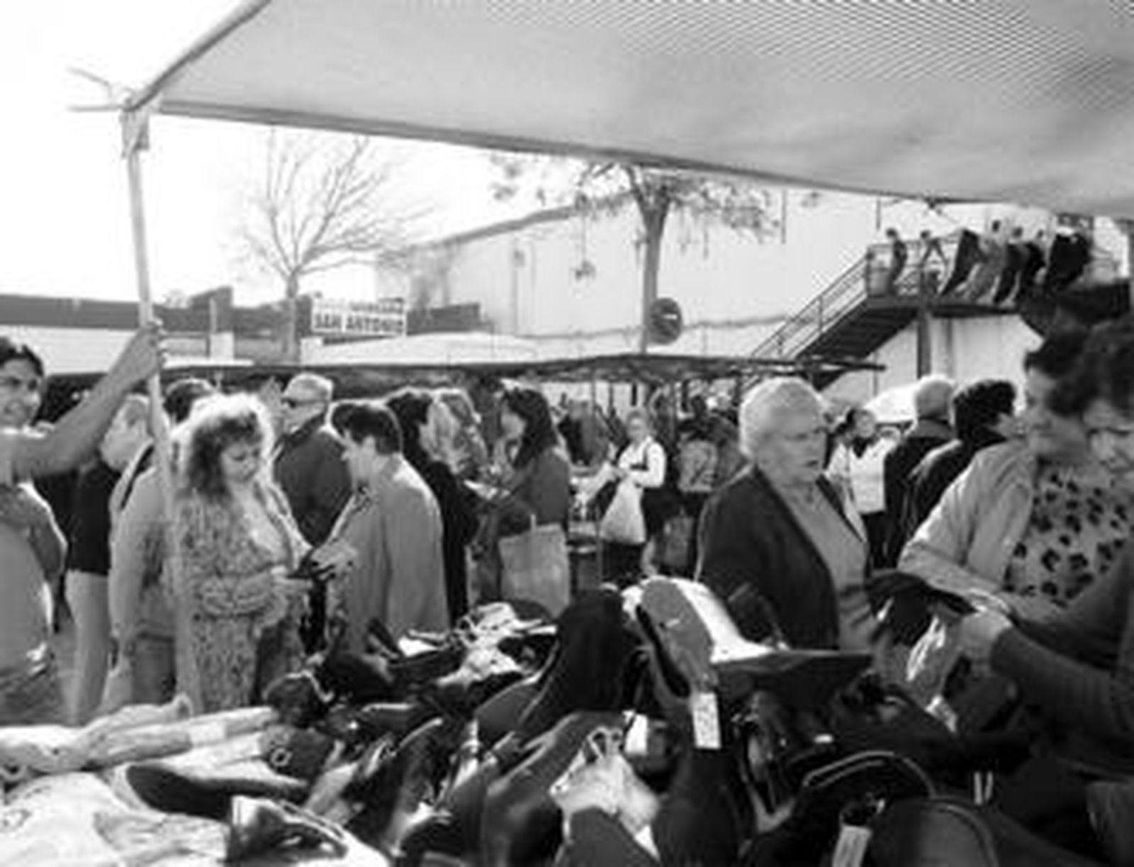 Mercadillo de los miércoles a la entrada de la plaza de abastos de San Antonio, repleto de gente.