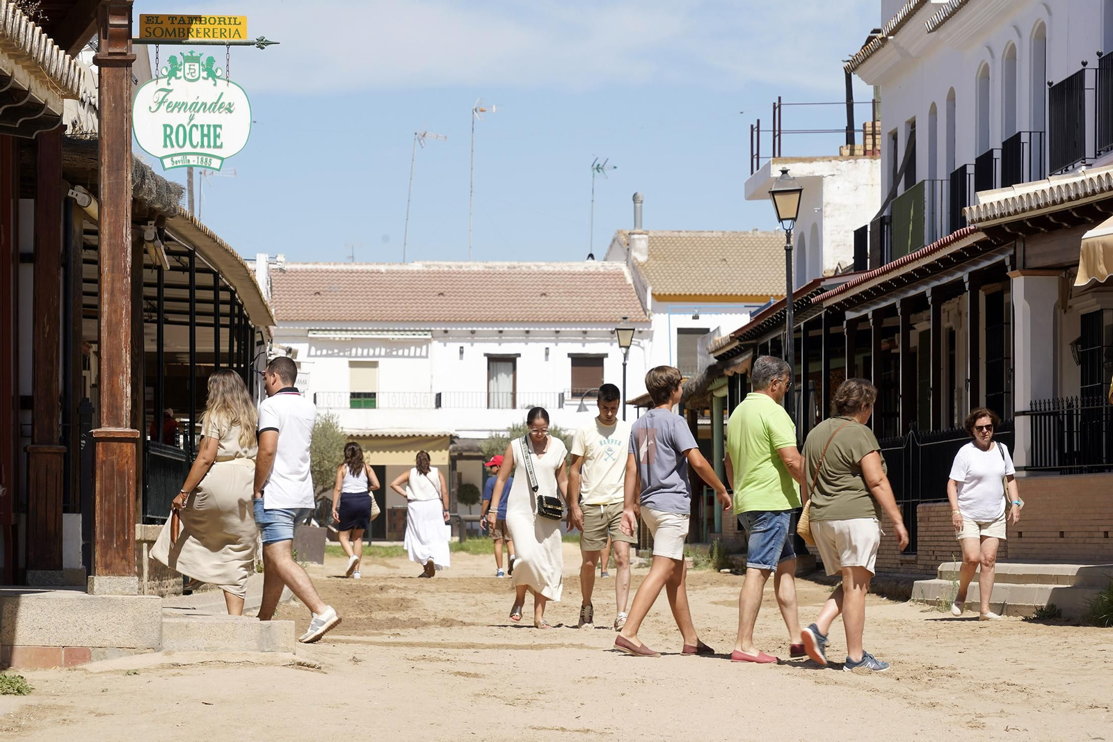 Imágenes del ambiente en la aldea durante el domingo de Rocío Chico
