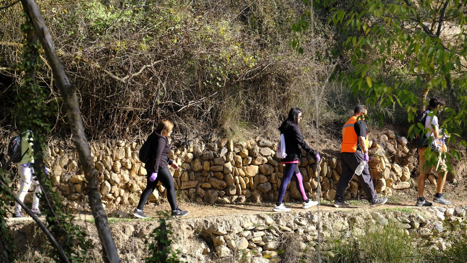 Limpieza y senderismo por la Alpujarra, en imágenes