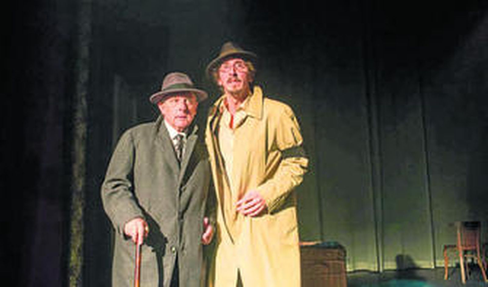 Los actores Emilio Gutiérrez Caba e Iván Massagé, en un momento de la puesta en escena de 'La mujer de negro'.