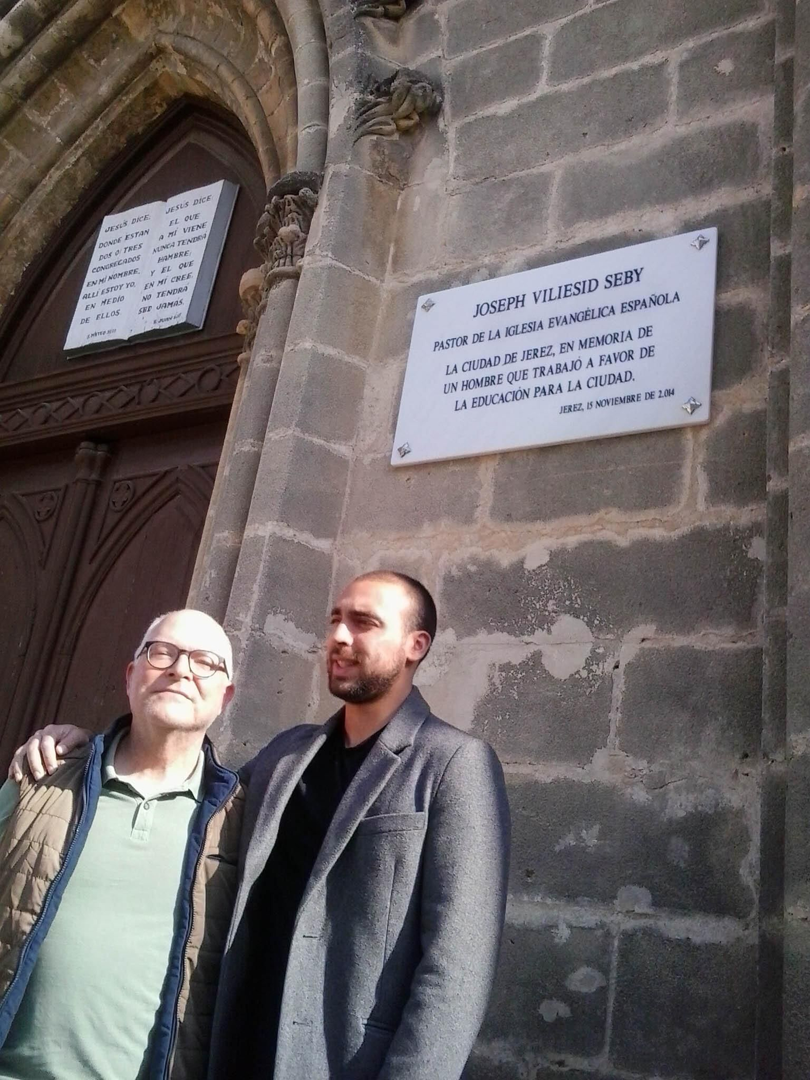 Miguel Viliesid, y su hijo, ante la capilla protestante..