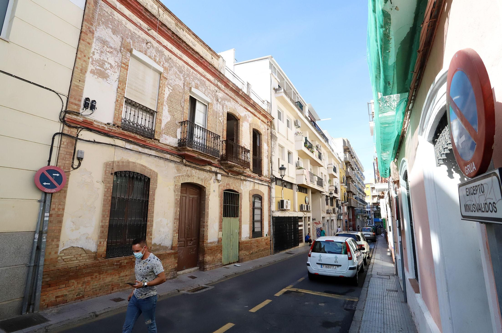 Imagen del inmueble del número 6 de la calle Isaac Peral afectado por el estado de ruina, junto a la trasera del colegio Santo Ángel. Tendrá que ser derribado y asegurada su fachada.