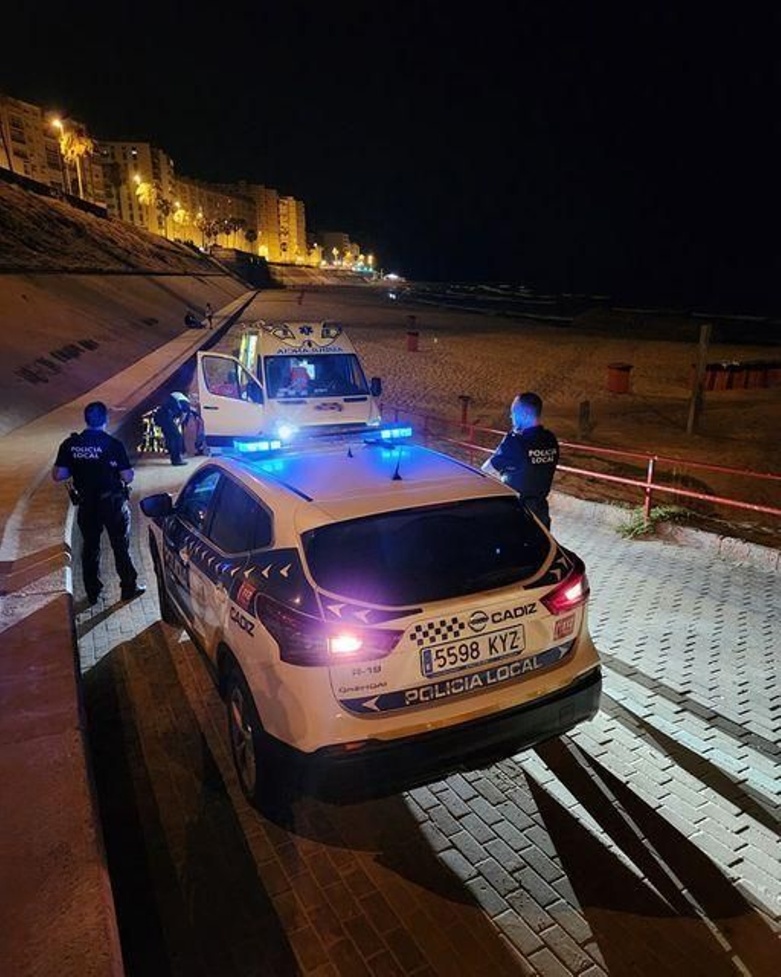Una patrulla de la Policía Local y una ambulancia del 061 intervienen tras el intento de suicidio en Santa María del Mar.